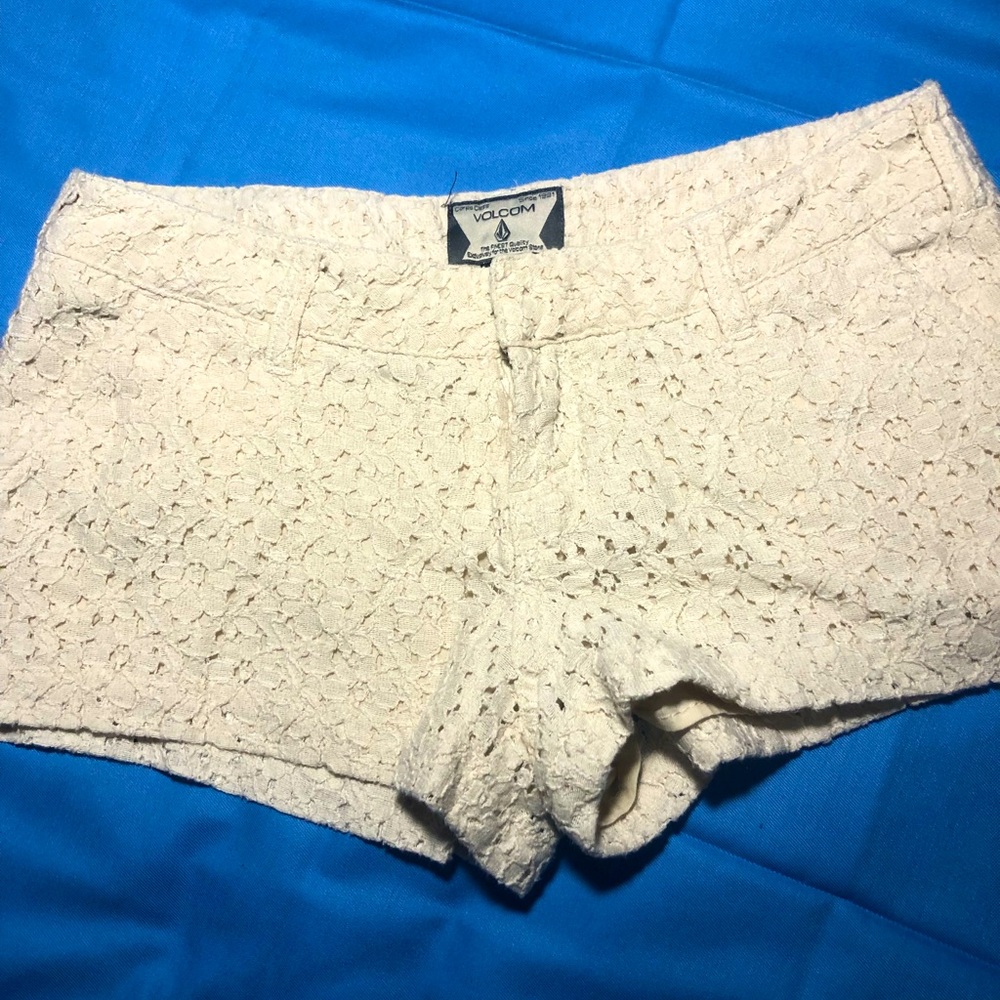 VOLCOM | Floral lace Short | Never worn | 24
